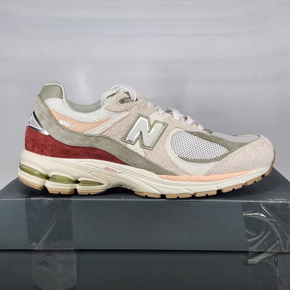 New Balance 2002R Sneaker Mens Size 8.5 White Tan Suede Mesh Running Shoes
